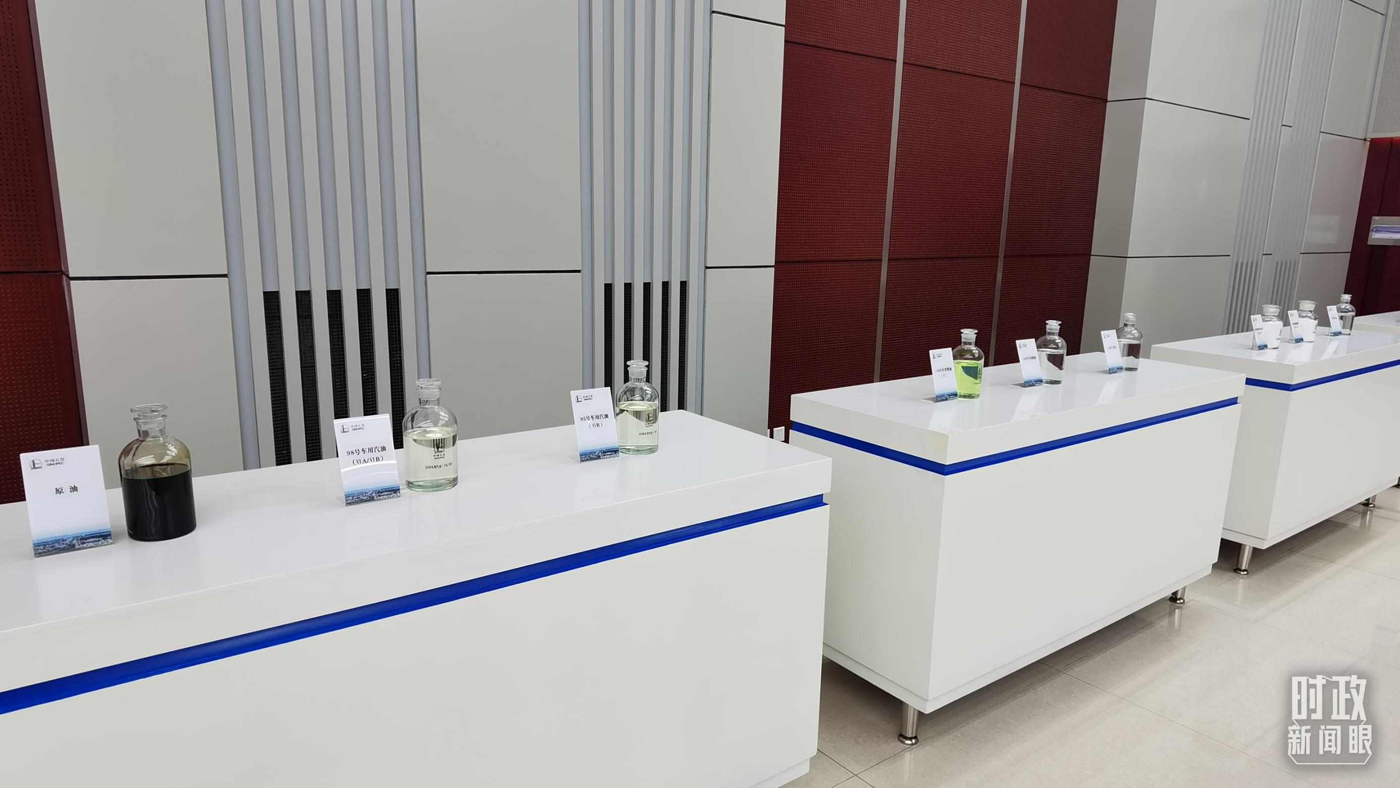 △中國(guó)石化九江分公司生產(chǎn)的產(chǎn)品展示。（總臺(tái)央視記者郭鴻拍攝）