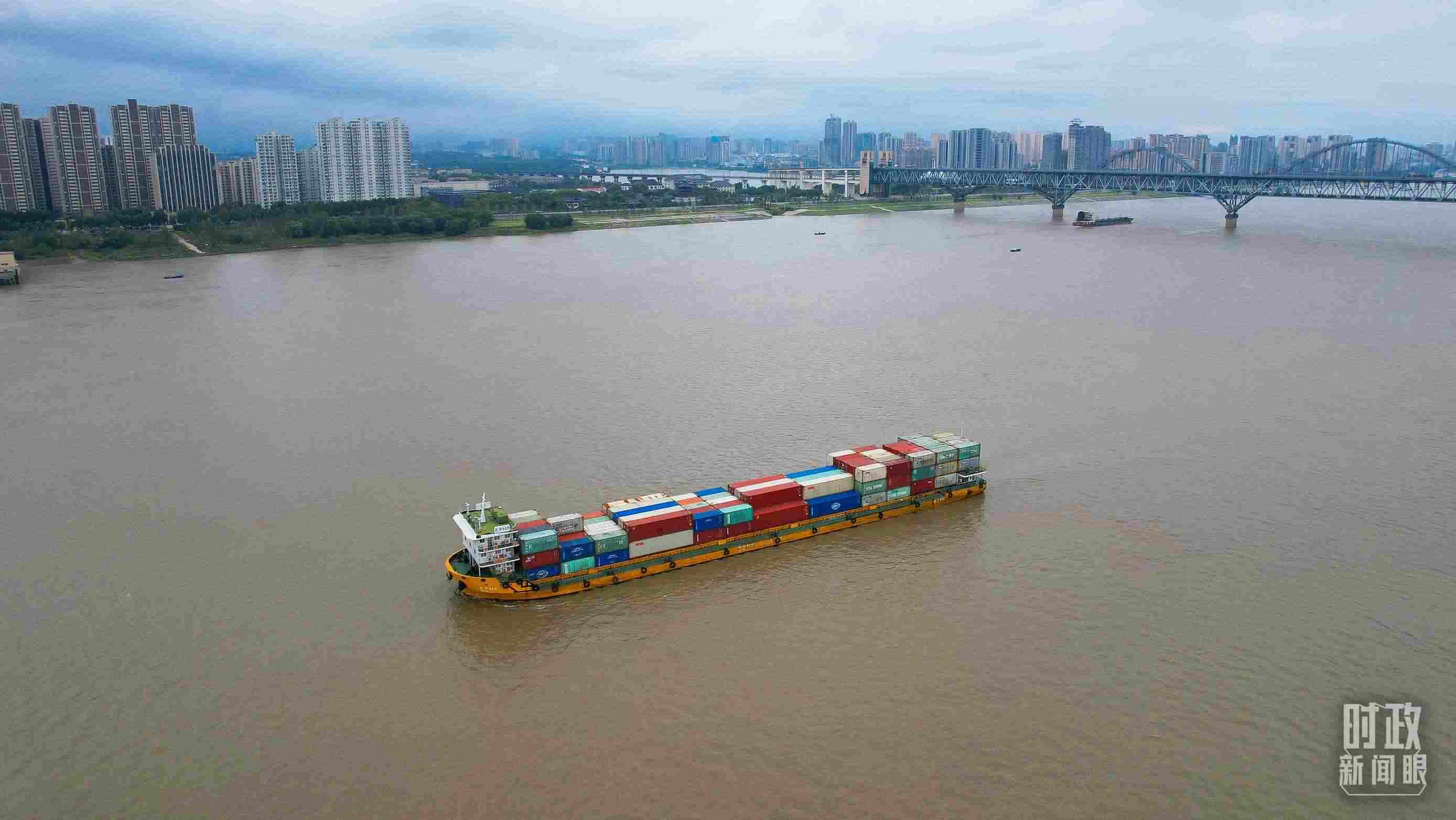 △長(zhǎng)江九江段。（總臺(tái)央視記者范凱拍攝）