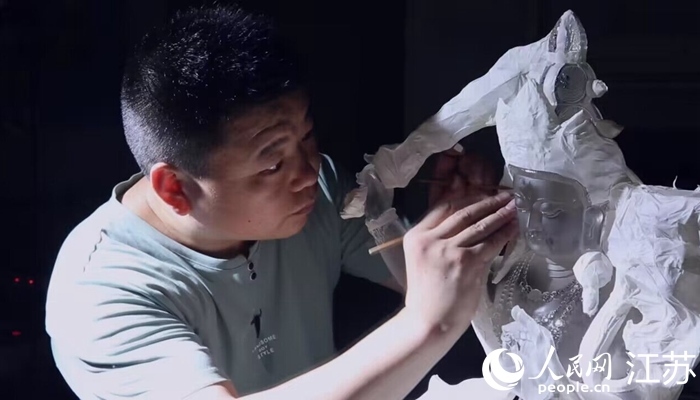 正在精雕細琢的東海水晶。 人民網(wǎng) 范堯攝