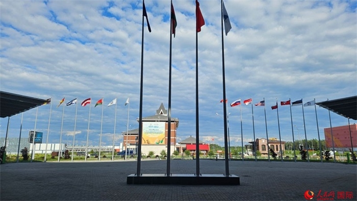 中白工業(yè)園內(nèi)，多國國旗飄揚(yáng)。園區(qū)已有來自16個(gè)國家和地區(qū)的企業(yè)入駐。人民網(wǎng)記者 朱虹攝