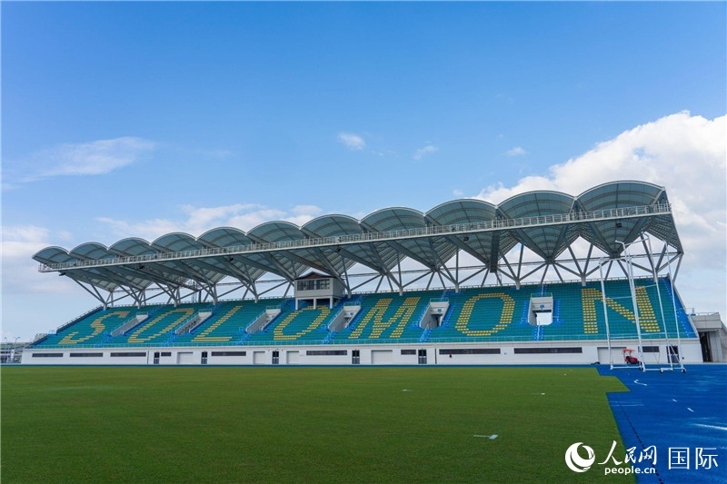 2023年9月12日，位于所羅門(mén)群島首都霍尼亞拉的由中土公司承建的中國(guó)援所羅門(mén)群島2023年太平洋運(yùn)動(dòng)會(huì)體育場(chǎng)館。人民網(wǎng) 賀吉攝