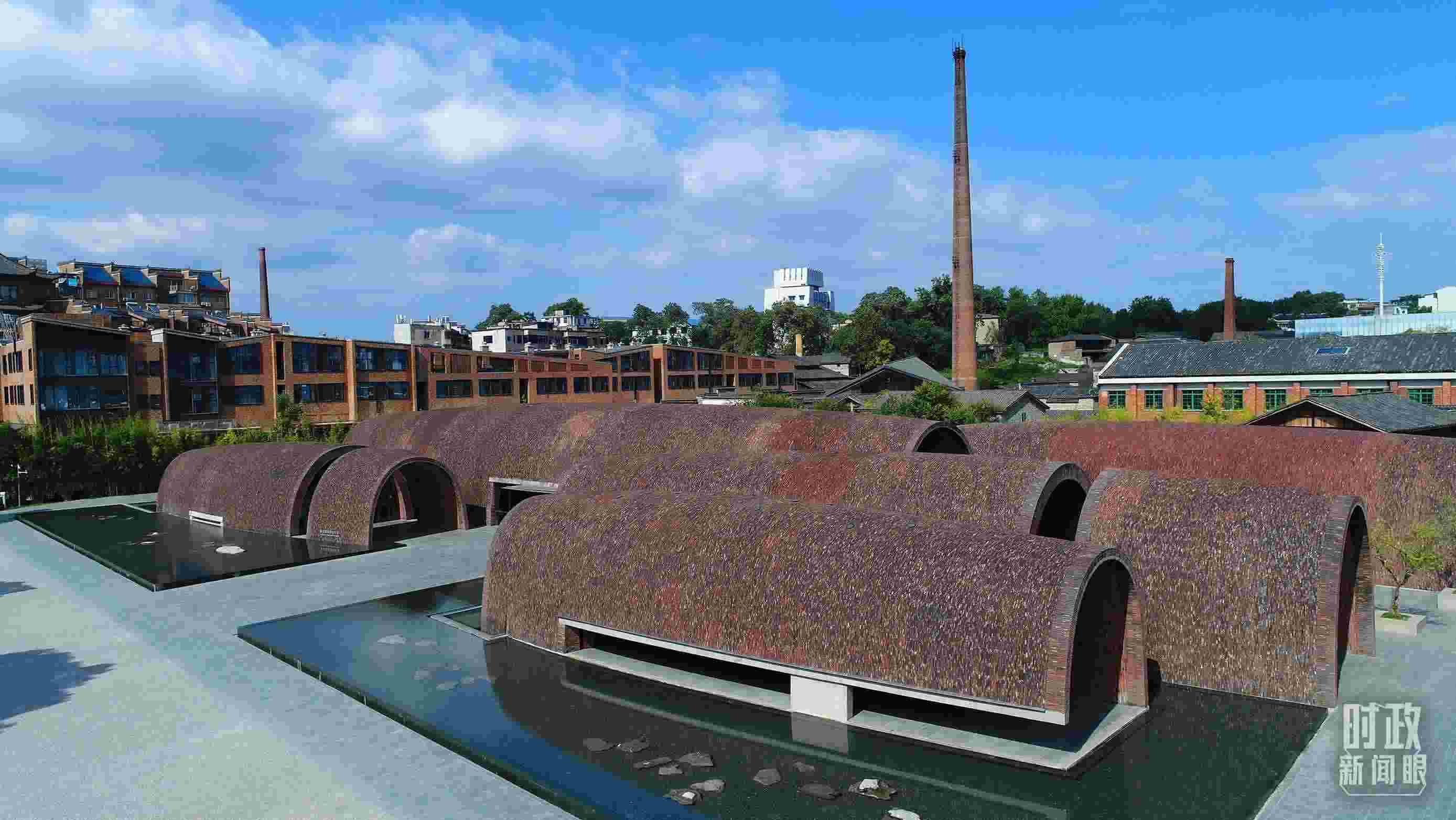 △街區(qū)內(nèi)的博物館，借鑒了景德鎮(zhèn)清代獨(dú)創(chuàng)的蛋形柴窯構(gòu)造特點(diǎn)。（總臺央視記者范凱拍攝）