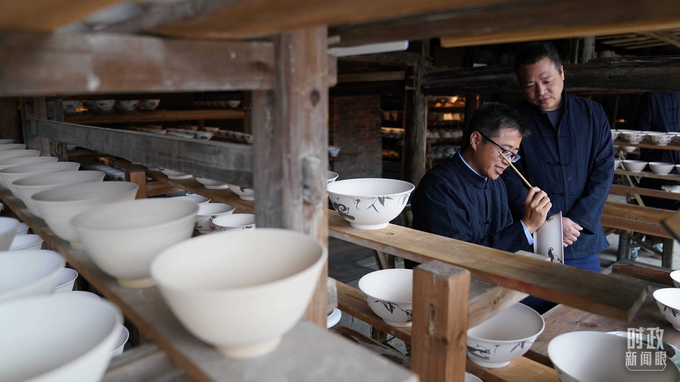 △非遺傳承人正在繪制瓷器。（總臺國廣記者李晉拍攝）