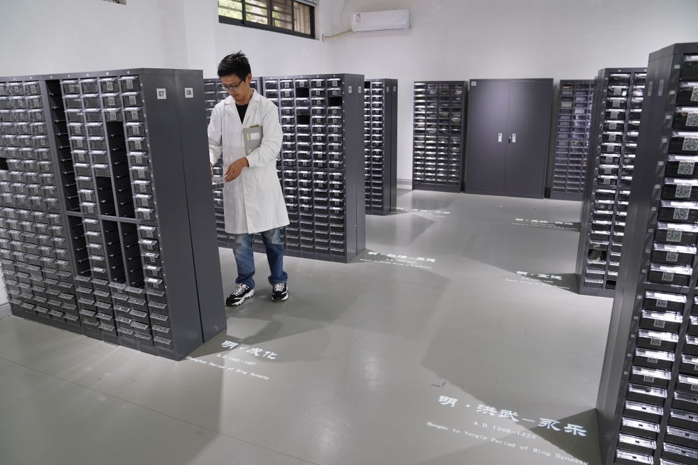 ↑工作人員在古陶瓷基因庫里工作（2023年5月16日攝）。