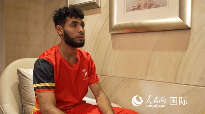 巴布亞新幾內(nèi)亞乒乓球國(guó)家隊(duì)隊(duì)員杰弗瑞·羅伊接受采訪。 人民網(wǎng) 彭昱凱攝