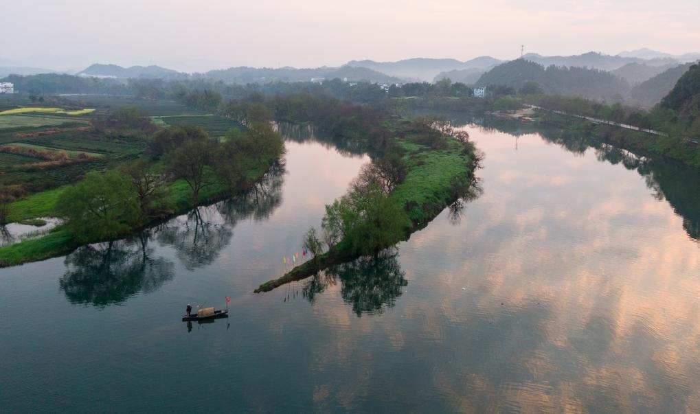 2021年3月15日拍攝的婺源月亮灣旅游公園，石門自然村坐落于此。新華社記者 胡晨歡 攝