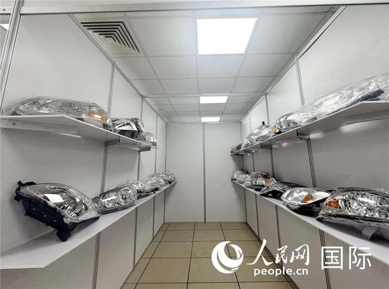 在位于莫斯科格林伍德國際貿(mào)易中心的浙江寧波優(yōu)質(zhì)商品展銷中心內(nèi)，展示著來自浙江寧波慈溪市的汽車配件樣品。人民網(wǎng)記者 申佳平攝
