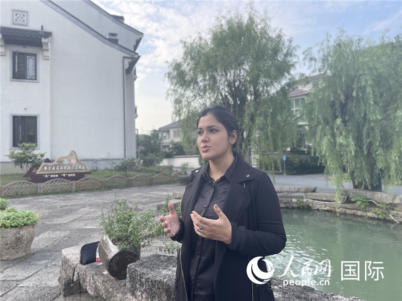 孟加拉國Channel 24電視頻道主持人伊斯拉特·阿敏在安吉接受記者采訪。人民網(wǎng)記者 張榮攝