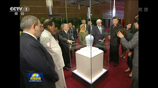 2019年5月15日，中外領(lǐng)導(dǎo)人共同參觀“大美亞細(xì)亞——亞洲文明展”。（視頻截圖）