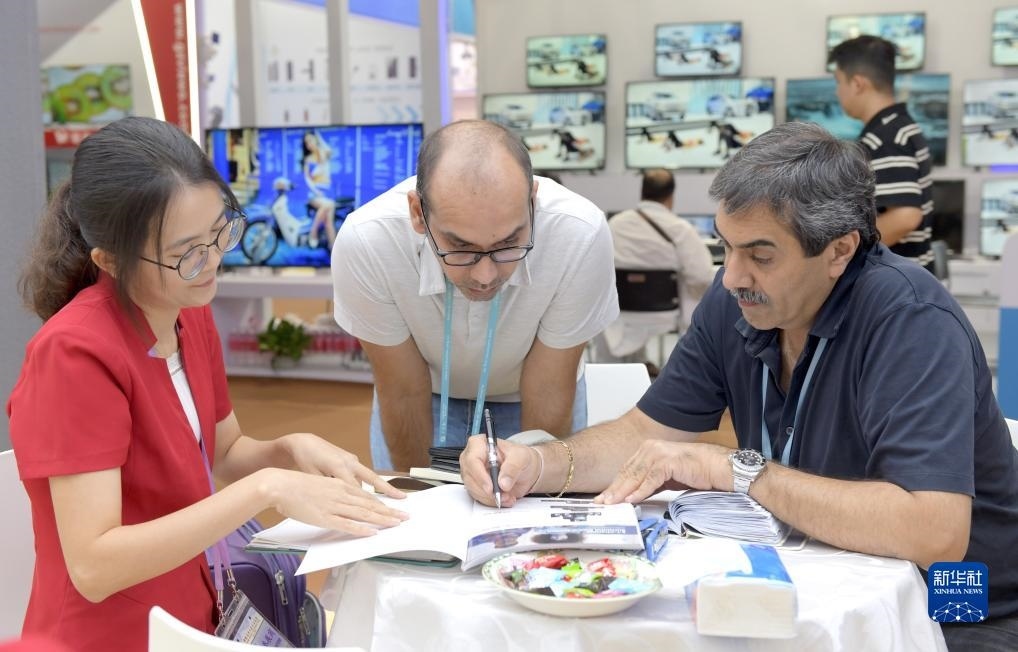 10月15日，客商在廣交會上洽談業(yè)務(wù)。新華社記者 盧漢欣 攝