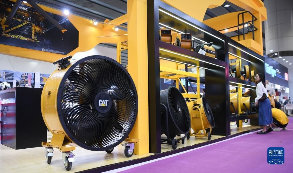 10月15日，參觀者在了解一家美國參展商的產(chǎn)品。新華社記者 鄧華 攝