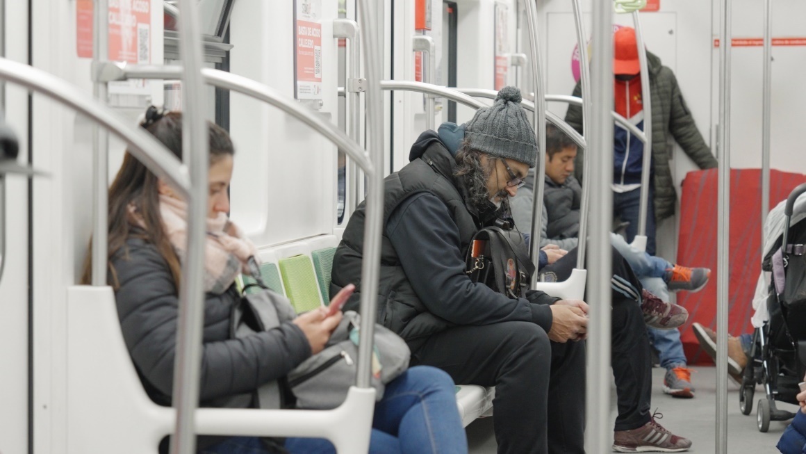 阿根廷布宜諾斯艾利斯市，乘客們乘坐A線地鐵從郊區(qū)前往市內(nèi)。人民網(wǎng)記者 張若涵攝