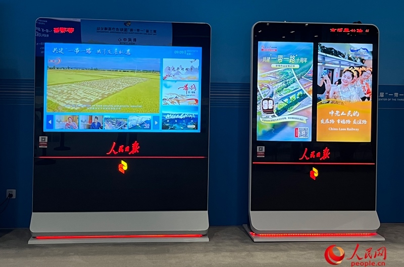 位于新聞中心的人民日報(bào)電子閱報(bào)欄。人民網(wǎng)記者 杜燕飛攝