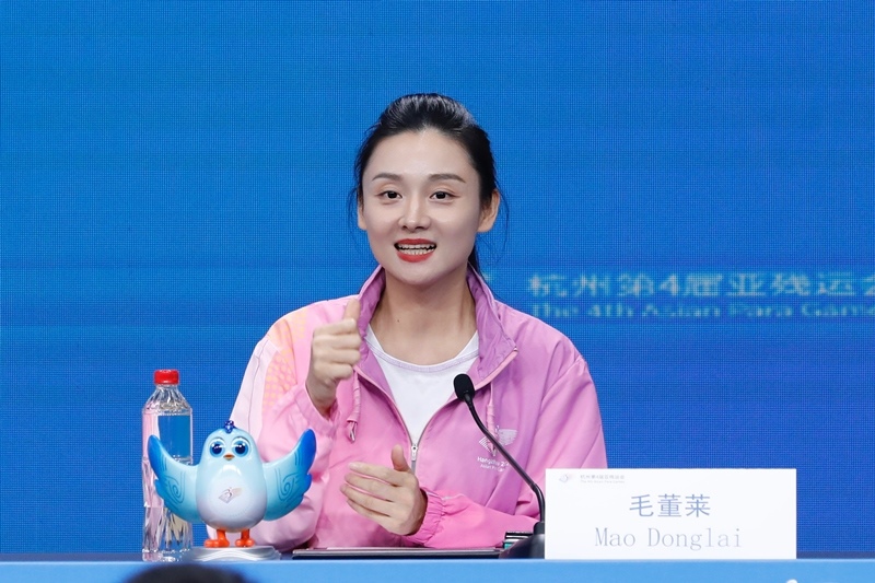 杭州市殘疾人綜合服務(wù)中心干事毛董萊介紹成為亞殘運(yùn)會(huì)火炬手的經(jīng)歷。杭州亞殘組委供圖