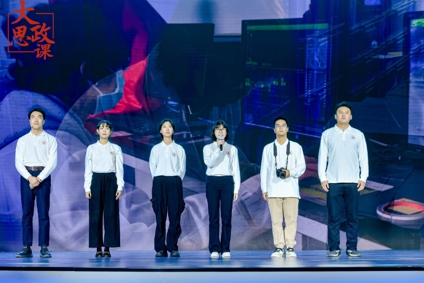 四川大學(xué)三星堆遺址考古隊(duì)隊(duì)長(zhǎng)、考古文博學(xué)院教授黎海超和四川大學(xué)三星堆遺址考古隊(duì)隊(duì)員們