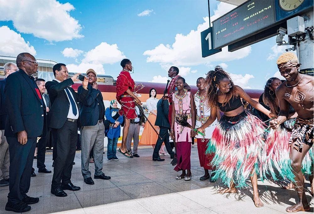 △2023年10月6日，多國駐肯使節(jié)在肯尼亞內(nèi)羅畢的蒙內(nèi)鐵路內(nèi)羅畢站觀看文藝演出。