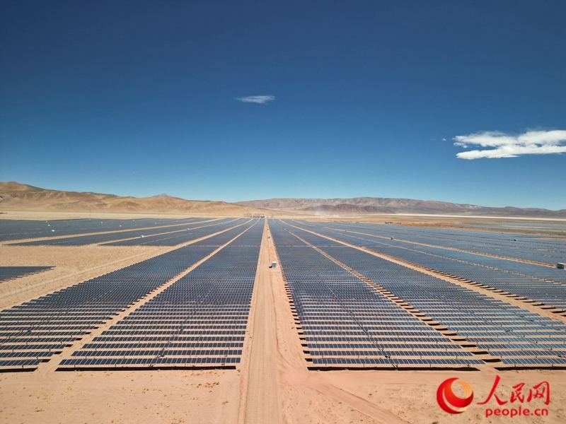 高查瑞光伏電站次第排開的光伏板（局部）。人民網(wǎng)記者 張若涵攝