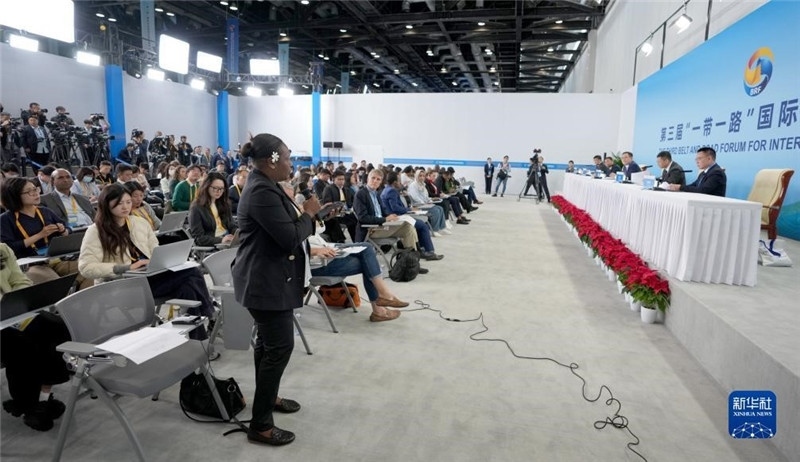 10月16日，第三屆“一帶一路”國(guó)際合作高峰論壇新聞中心在北京國(guó)家會(huì)議中心舉行首場(chǎng)吹風(fēng)會(huì)，邀請(qǐng)自然資源部國(guó)際合作司和相關(guān)單位負(fù)責(zé)人介紹有關(guān)情況，并回答記者提問。新華社記者 王毓國(guó)攝