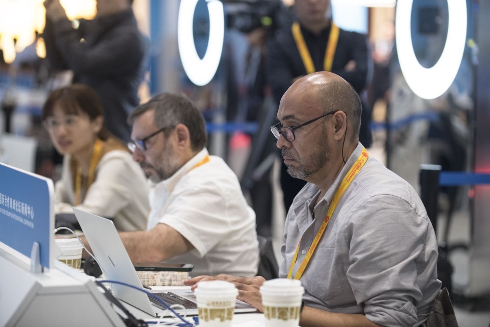 記者在“一帶一路”國際合作高峰論壇新聞中心工作（2023年10月17日攝）。