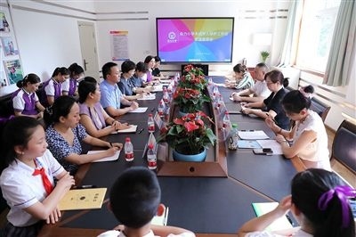 圖⑤：法治宣講結(jié)束后，重慶五中院組織召開座談會，聽取人大代表和朵力小學(xué)教師、家長代表對法院未成年人保護工作的意見建議。