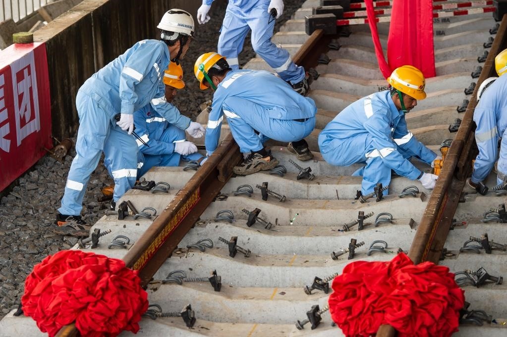 3月31日，在印度尼西亞雅加達(dá)雅萬(wàn)高鐵哈利姆車(chē)站，工人鋪設(shè)雅萬(wàn)高鐵全線(xiàn)最后一根鋼軌。