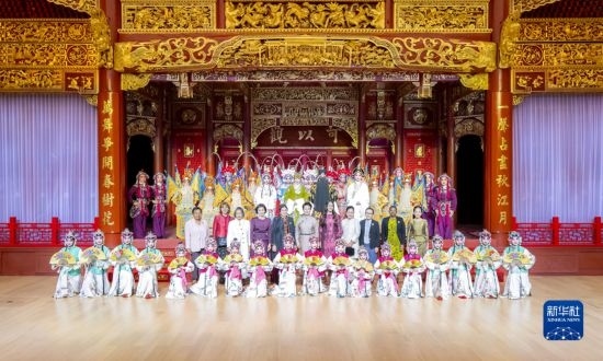  10月18日上午，國家主席習(xí)近平夫人彭麗媛邀請出席第三屆“一帶一路”國際合作高峰論壇的外方領(lǐng)導(dǎo)人夫人參觀中國工藝美術(shù)館（中國非物質(zhì)文化遺產(chǎn)館）。這是彭麗媛同外方領(lǐng)導(dǎo)人夫人與文藝演出演職人員合影。新華社記者 丁林 攝