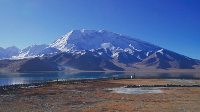 喀拉庫勒湖。中國鐵路烏魯木齊局集團有限公司供圖