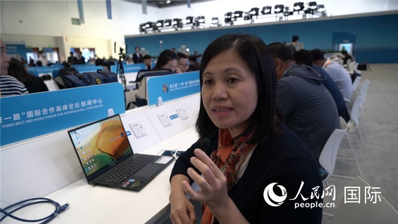 越南之聲廣播電臺記者胡鴻行（音譯，H? H?ng H?nh）與記者交談。人民網(wǎng) 楊春燕攝