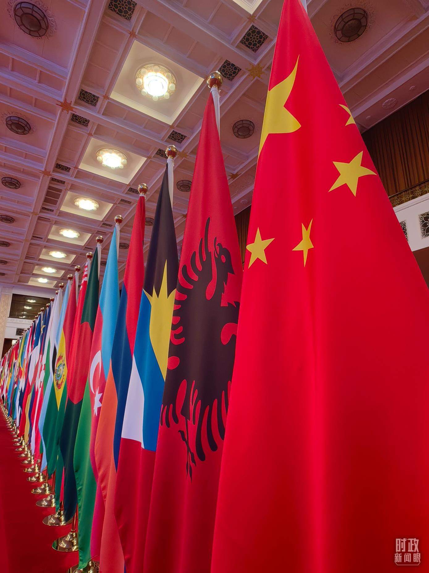 △開幕式會(huì)場(chǎng)內(nèi)整齊排列的旗幟。（總臺(tái)央視記者楊波拍攝）