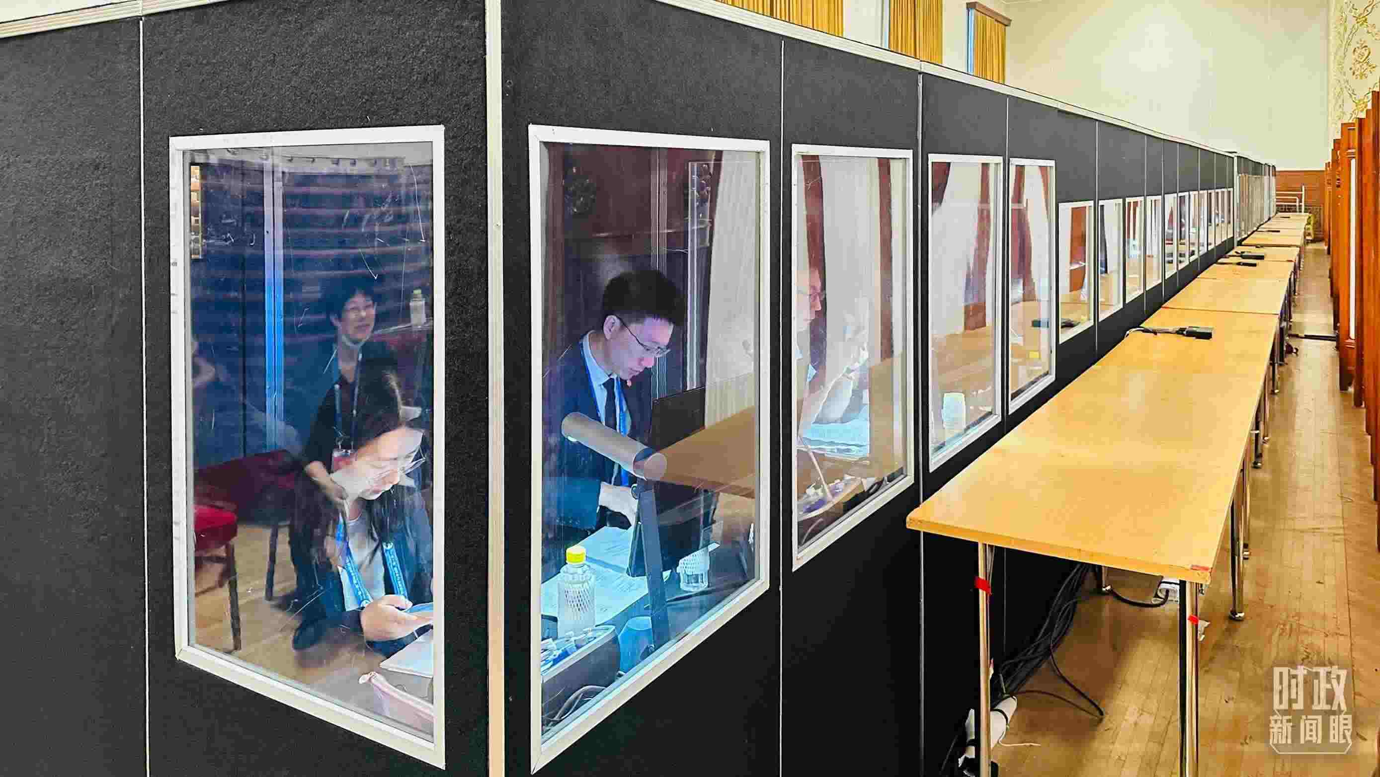 △開幕式現(xiàn)場(chǎng)的多語(yǔ)種同傳間。（總臺(tái)國(guó)廣記者時(shí)冉拍攝）