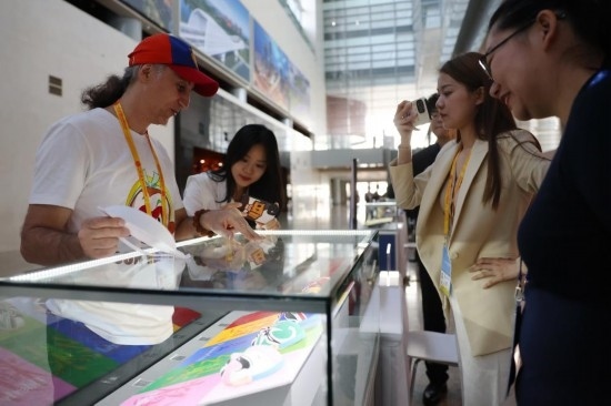 10月16日，參會(huì)記者在“一帶一路”國(guó)際合作高峰論壇新聞中心參觀展示的中國(guó)非物質(zhì)文化遺產(chǎn)展品。新華社記者 陳斌 攝