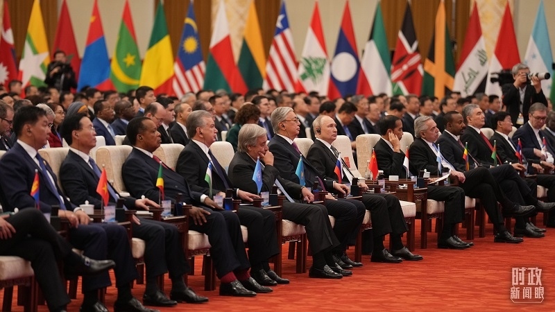 △18日上午，外方領(lǐng)導(dǎo)人在開幕式上聆聽習(xí)近平主席主旨演講。（總臺國廣記者李晉拍攝）