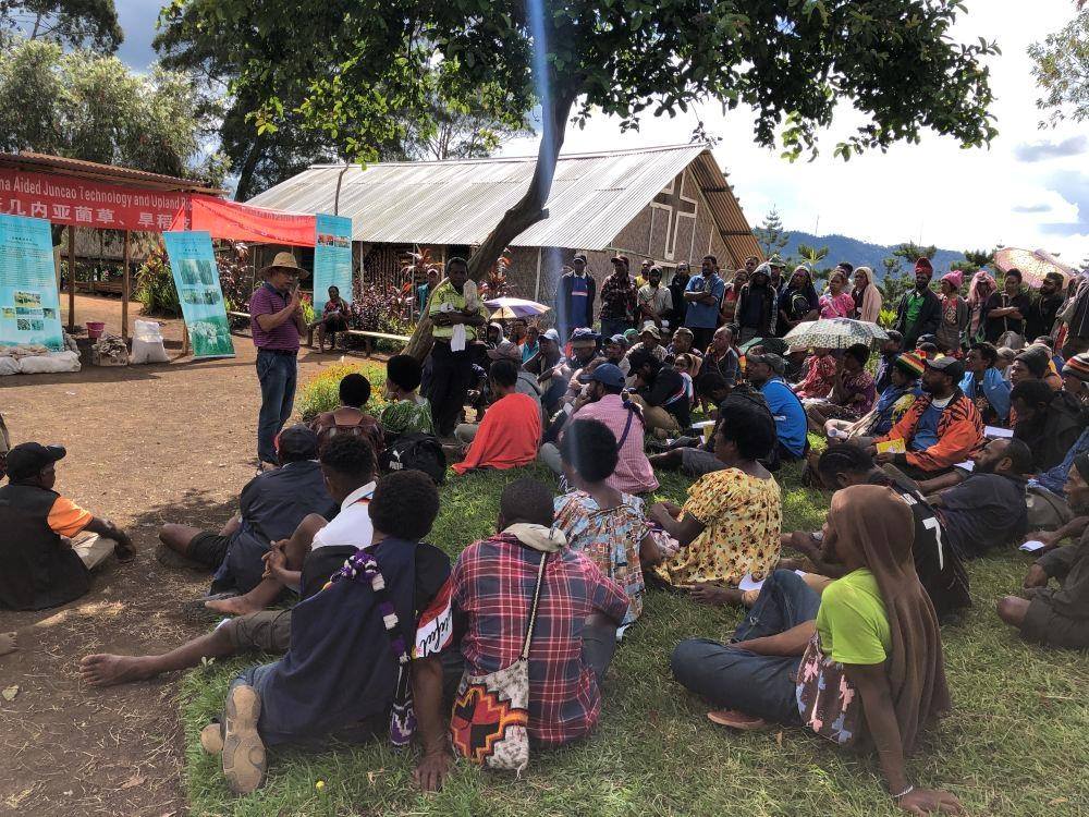 △2020年12月15日，中國專家在巴布亞新幾內(nèi)亞東高地省中國援助巴新菌草和旱稻技術(shù)項目第9期培訓班上授課。