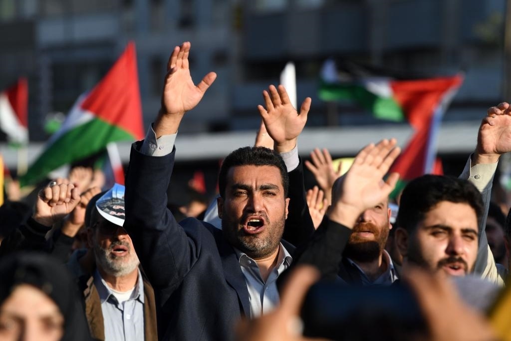 10月18日，人們?cè)谝晾实潞谔m舉行集會(huì)。當(dāng)日，突尼斯、土耳其、伊朗等多國(guó)民眾舉行集會(huì)，表達(dá)對(duì)巴勒斯坦人民的支持，并譴責(zé)針對(duì)加沙城醫(yī)院的襲擊。新華社記者 沙達(dá)提 攝