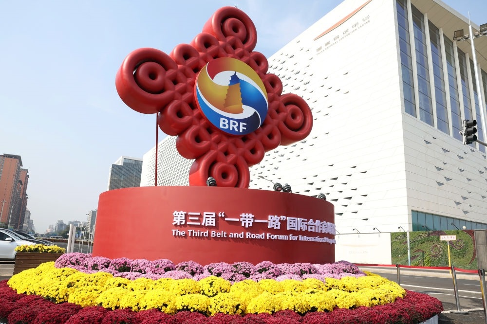 這是在北京國(guó)家會(huì)議中心附近拍攝的“一帶一路”國(guó)際合作高峰論壇景觀布置（2023年10月17日攝）。新華社記者 陳斌 攝