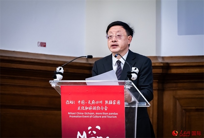 四川省文化和旅游廳廳長(zhǎng)戴允康作文化旅游推介。人民網(wǎng) 郭錦標(biāo)攝