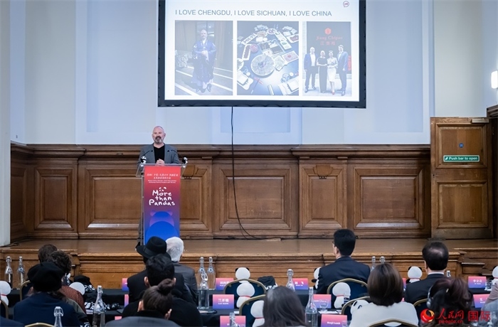 英國(guó)群英創(chuàng)意全球首席執(zhí)行官杰米·撒杰特在現(xiàn)場(chǎng)發(fā)言，分享如何進(jìn)一步提升四川旅游的國(guó)際影響力、吸引更多的英國(guó)游客。人民網(wǎng) 郭錦標(biāo)攝