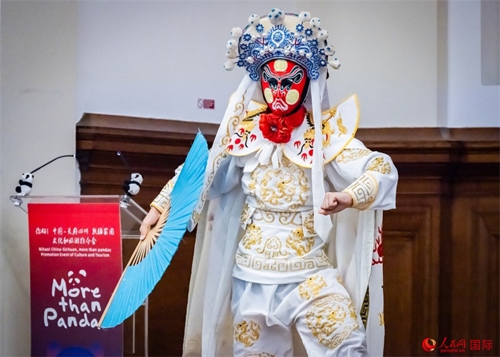 川劇絕活變臉表演。人民網(wǎng) 郭錦標(biāo)攝