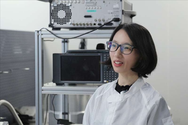 李婧在中國科學(xué)院紫金山天文臺毫米波和亞毫米波技術(shù)實驗室。（受訪者供圖）