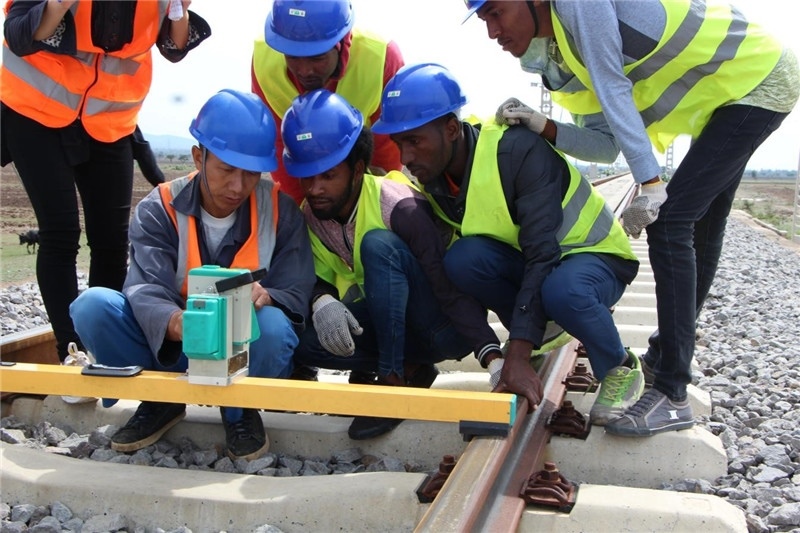 中方員工在鐵路現(xiàn)場培訓埃方員工。 中國土木工程集團有限公司供圖