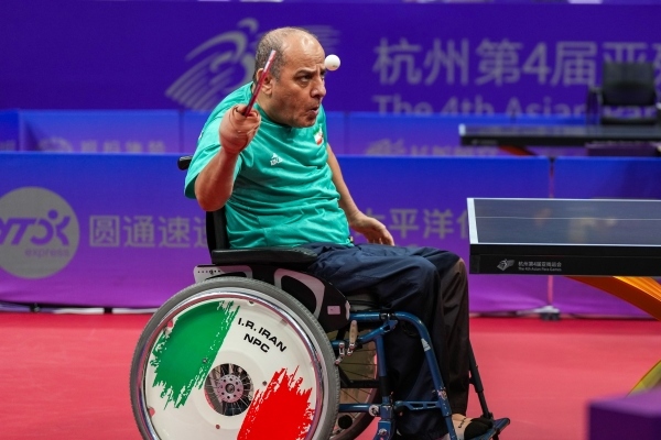 10月23日，杭州第4屆亞殘運(yùn)會(huì)乒乓球男子單打Class2小組循環(huán)賽舉行。圖為伊朗隊(duì)選手哈?！ず嗁M(fèi)尚在比賽中。圖片來源：杭州亞殘組委會(huì)