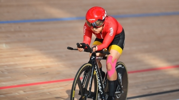 10月23日，杭州第4屆亞殘運(yùn)會(huì)場地自行車女子個(gè)人C4-5級(jí)3000米追逐賽金牌賽舉行。圖為中國隊(duì)選手季子賢在比賽中。圖片來源：杭州亞殘組委會(huì)