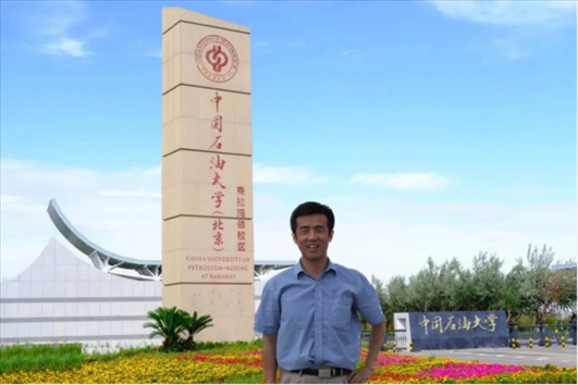 北京交通大學(xué)“銀齡教師”黃曉鳴。校方供圖