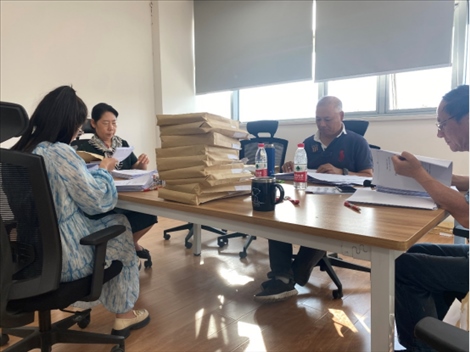 北京交通大學(xué)退休教師田立年與當?shù)貛熒谝黄?。校方供圖