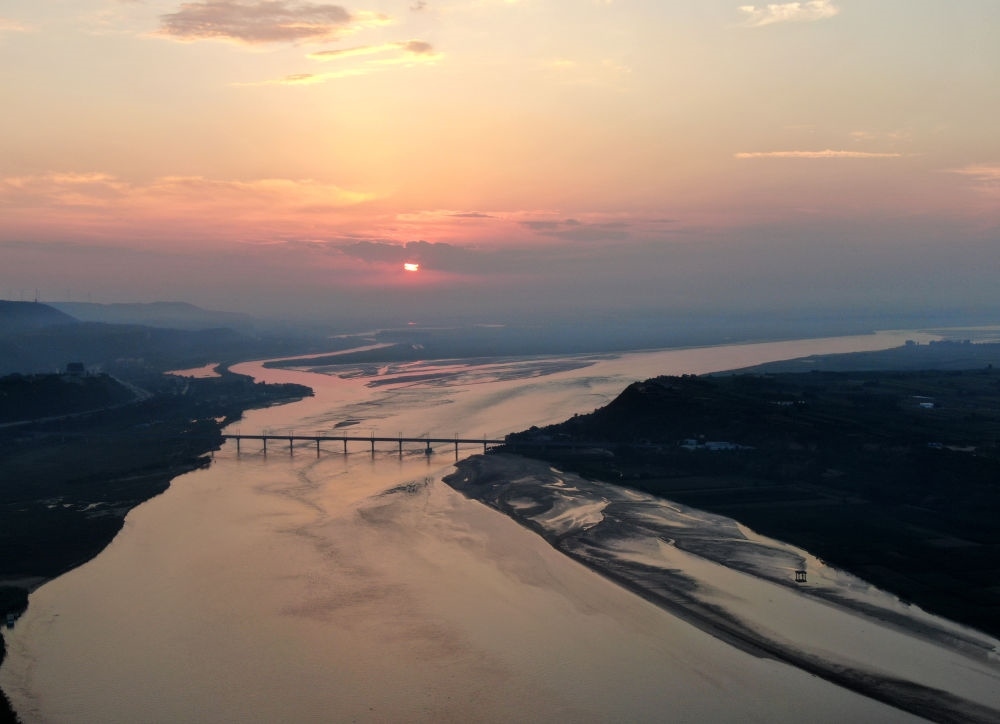  豫陜交界附近拍攝的黃河景色（2020年9月7日攝，無(wú)人機(jī)照片）。新華社記者 郝源 攝