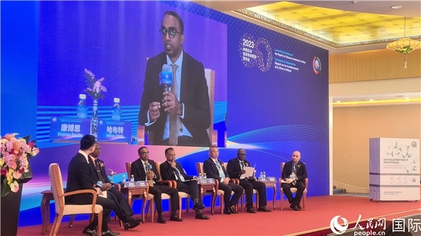 與會(huì)嘉賓展開座談。人民網(wǎng)記者 萬宇攝