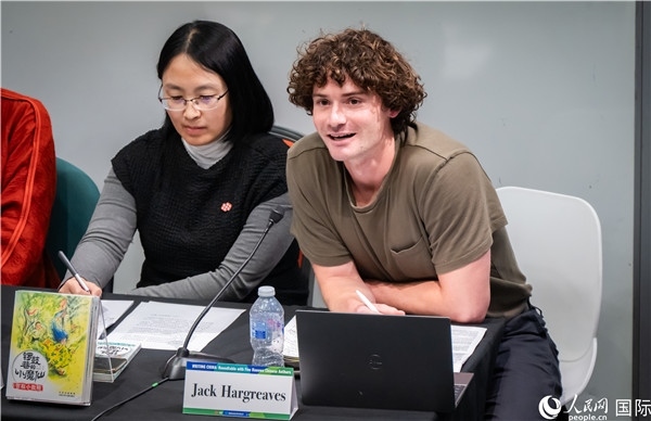 4、英國(guó)漢學(xué)家沈如風(fēng)對(duì)中國(guó)文學(xué)譯作的未來(lái)充滿(mǎn)期待。郭錦標(biāo)攝