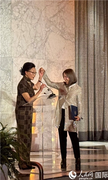 加州副州長(zhǎng)康伊蓮為方李邦琴獲獎(jiǎng)致辭。人民網(wǎng)記者 鄧圩攝