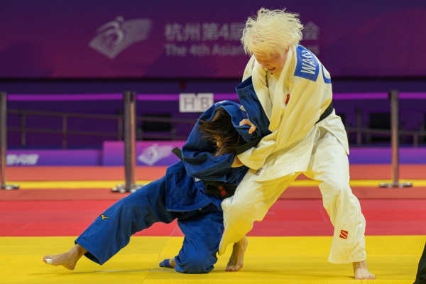 10月24日，杭州第4屆亞殘運會柔道女子J2級57公斤級決賽舉行。圖為中國隊選手王嘉楠（右）和日本隊選手廣瀨順子在比賽中。圖片來源：杭州亞殘組委
