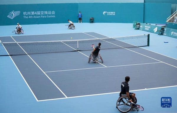 10月24日，在杭州第4屆亞殘運會輪椅網(wǎng)球男子雙打1/4決賽中，中國組合董順江/紀(jì)珍旭以0比2不敵韓國組合任浩元/韓成奉，無緣半決賽。圖為董順江（右二）/紀(jì)珍旭（右一）在比賽中。新華社記者 才揚攝
